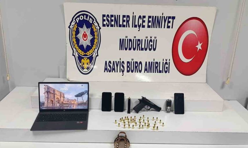 Esenler'de çatıda yakalanan firari şüphelinin evinde silah ve belgeler ele geçirildi