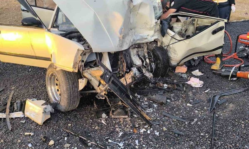 Birecik'te çarpışma: hurdaya dönen araçtan 1 ölü, 7 yaralı