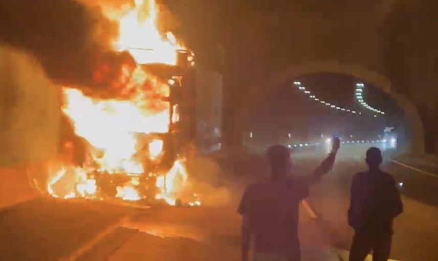 Tünel çıkışında alevlerle karşılaşan kamyon itfaiye tarafından söndürüldü