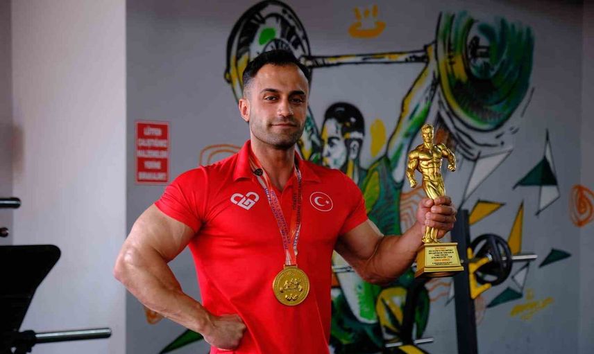 Altıeylül'ün gururu Ömer Pullu atletik fizik 1,79 kategorisinde Türkiye şampiyonu oldu