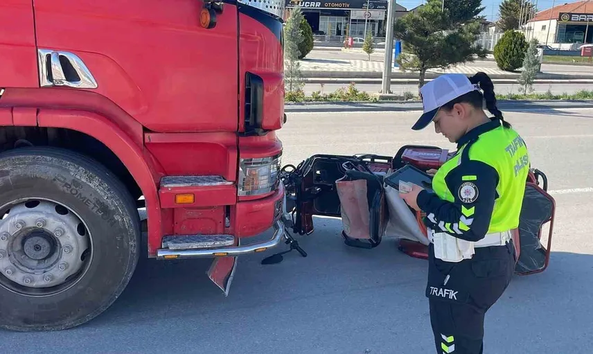 Karaman'da kaza: 8 yaşındaki kızın bulunduğu elektrikli bisiklet kamyonun önünde 10 metre sürüklendi