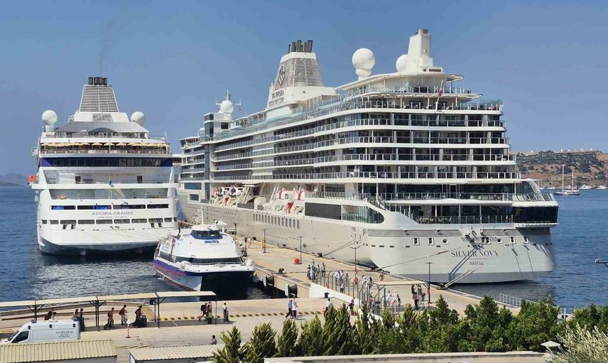 Bodrum limanına iki yolcu gemisi yanaştı, 1.144 yolcu geldi