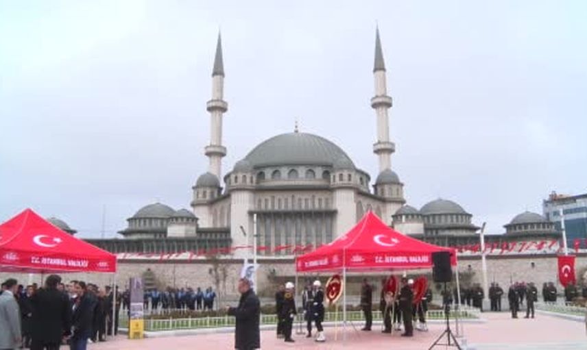 Taksim'de 103. yılın sükûneti: Cumhuriyet Anıtı'nda çelenk töreni