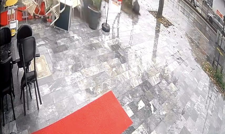 Adapazarı'nda kafe önünde son anda kurtuluş: kontrolden çıkan araç açık alana girdi
