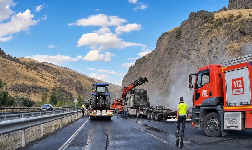 Tercan'da balatalardan sıçrayan kıvılcımlar tırın yanmasına yol açtı