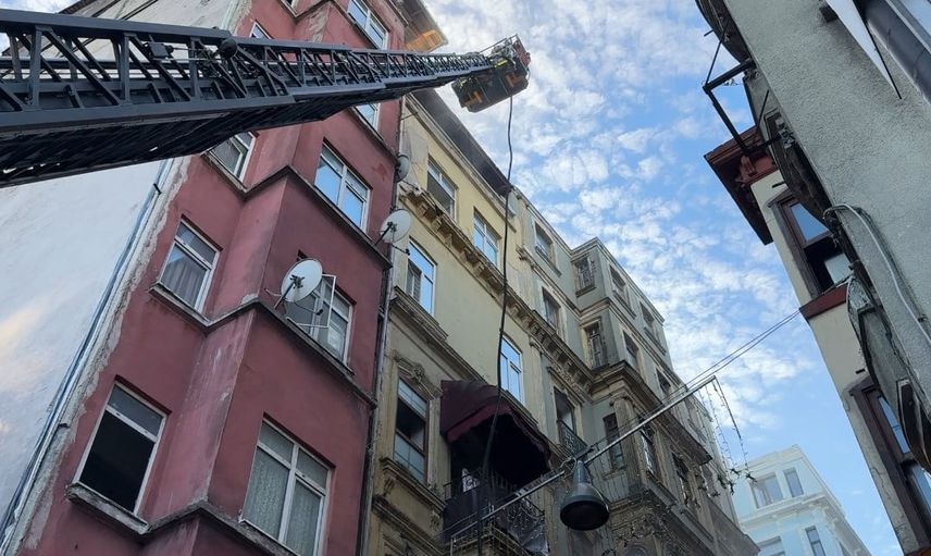 Beyoğlu'nda Bekar Sokak'ta altı katlı restoranda erken saat yangını