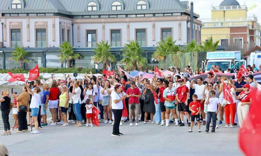 Deniz üzerinde açılan dev bayrak Büyükçekmece'de zaferin simgesi oldu