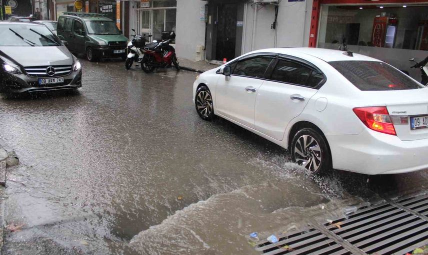 Efeler'de aniden bastıran sağanak günlük yaşamı kısa süreliğine etkiledi