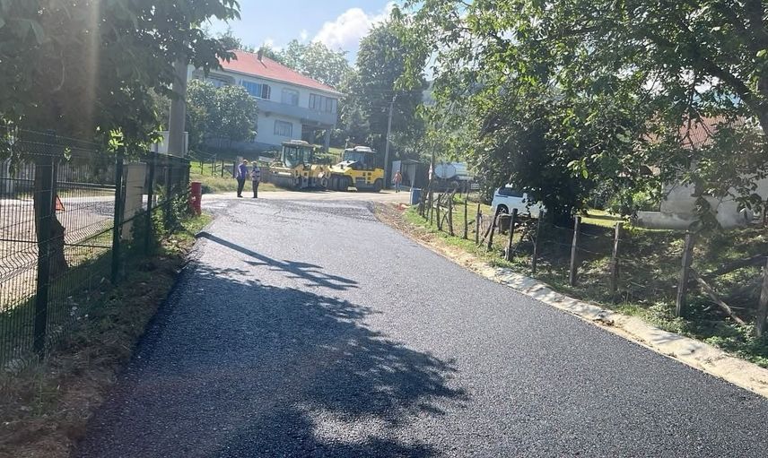 Kavakbıçkı köyünde sıcak asfalt çalışmasıyla yol konforu artırılıyor