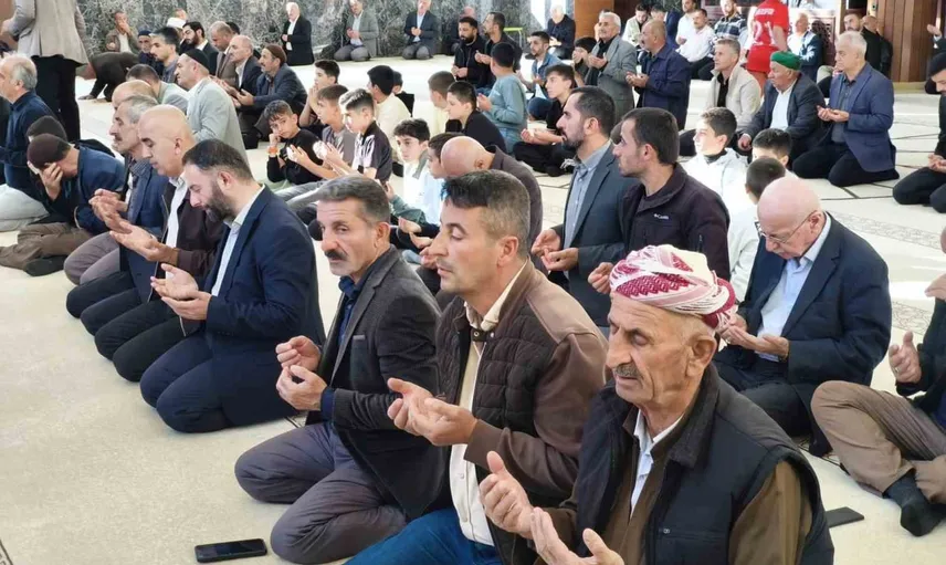 Hakkari'de cami cemaati vefat eden din görevlilerini hatim ve mevlitle andı