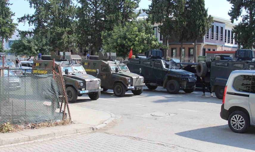 Atakent'te saklanan firari teslim olmamak için önce ateş açtı, sonra pimi çekti