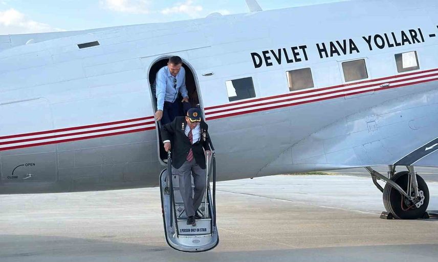 Eski bir uçuşun duygusu: 92 yaşındaki Kıbrıs Gazisi DC-3 ile yeniden buluştu