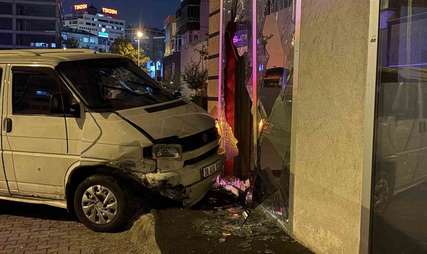 Kocasinan'da çarpışma sonrası minibüs dükkan camına girdi, iki kişi yaralandı