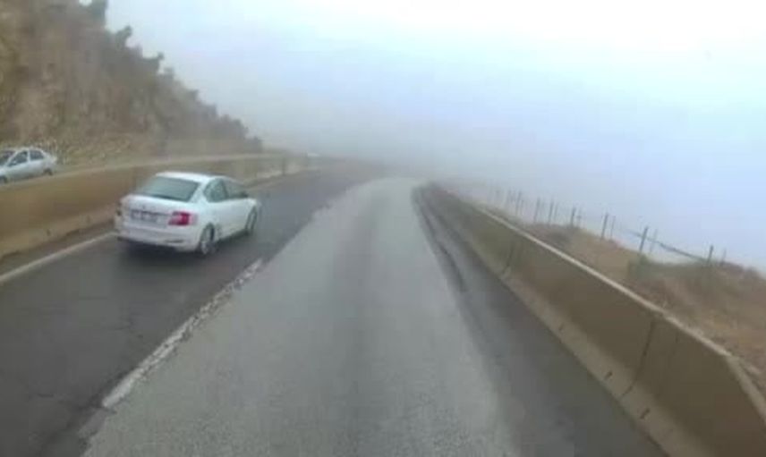 Islak zeminde savrulan otomobil refüje çarptı, tırın kamerası kaydetti