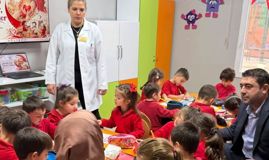 Miniklerin Kızılay haftasında yardımlaşma ve dayanışmayı deneyimlediği renkli program