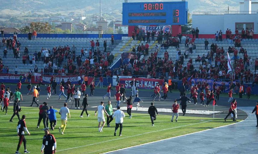 Son dakika golü sonrası sahaya inen çocuk taraftarlar güvenlik tarafından çıkarıldı