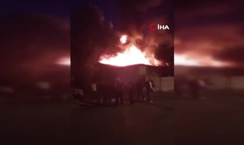 Ümraniye'de çatıda başlayan yangın üç gecekonduyu büyük maddi hasara uğrattı