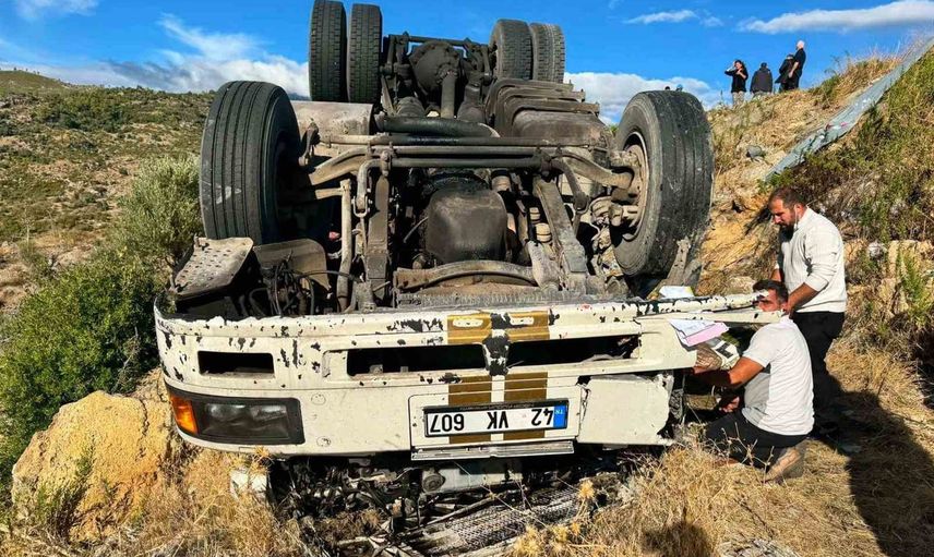 Yem yüklü tır anayoldan şarampole yuvarlandı: sürücü yaşamını yitirdi