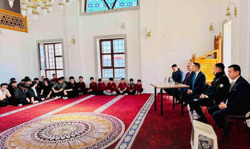 Gölpazarı kaymakamı gençlerle bir araya gelerek değerleri vurguladı