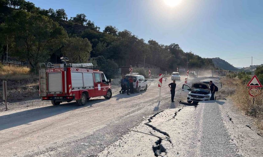 Besni'de heyelanlı yolun yükselen asfalta çarpan otomobil hasar gördü