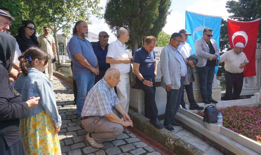 Anma töreninde edebiyatçılar ve yakınları Servet Kabaklı'yı yad etti