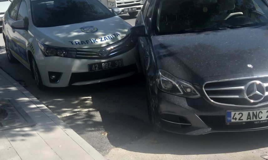 Konya'da Ecdat Parkı önünde ticari taksi devrildi: 1 yaralı