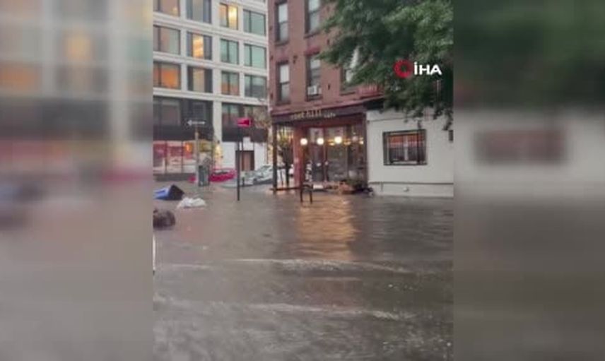New York'ta aniden bastıran sağanak ulaşımı aksattı