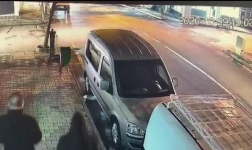 Kontrolden çıkan iki araç Kahta'da iş yeri vitrinine girdi