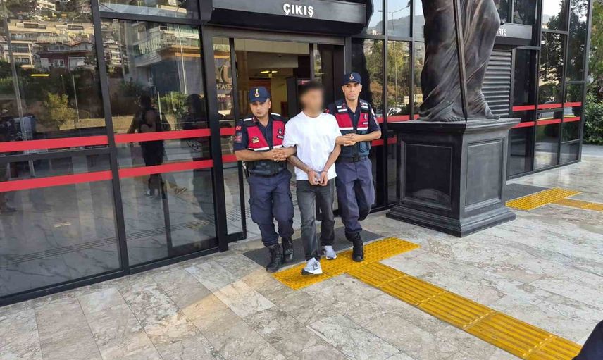Alanya'da gece uygulamasında polise silah doğrultan şüpheli tutuklandı