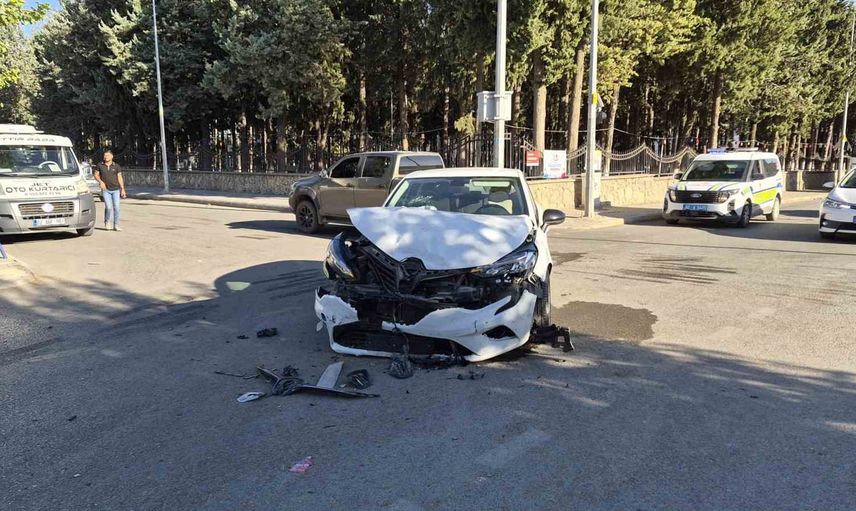 Karapınar mahallesinde iki otomobil çarpıştı, bir kişi ayakta tedavi edildi