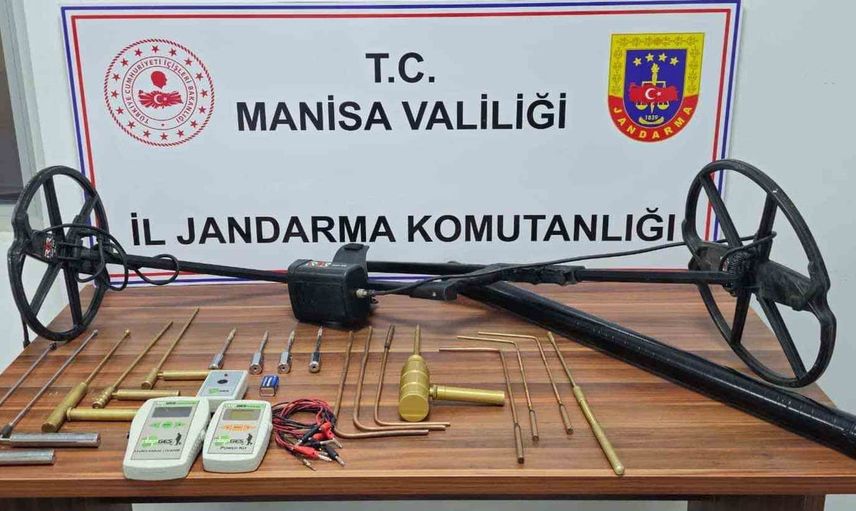 Manisa'da Saruhanlı kırsalında izinsiz define arayan beş kişi suçüstü yakalandı