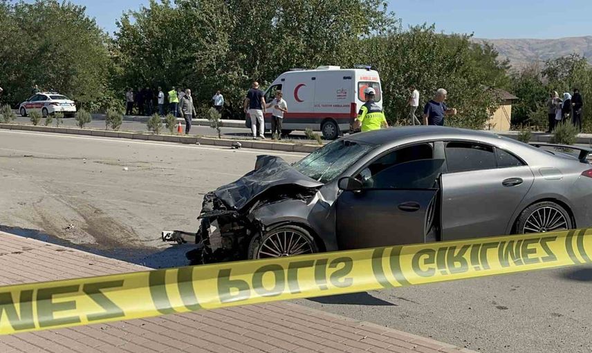 Elazığ-Yurbaşı yolunda kaza: Fiat otomobil ikiye bölündü, iki kişi hayatını kaybetti