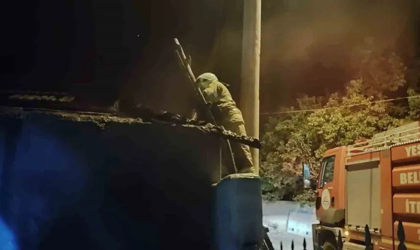 Gece saatlerinde Alanköy'de ahır yandı, itfaiye müdahalesiyle söndürüldü