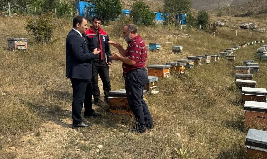 Kaymakam Ahat arıcılardan ve muhtardan köyün önceliklerini dinledi