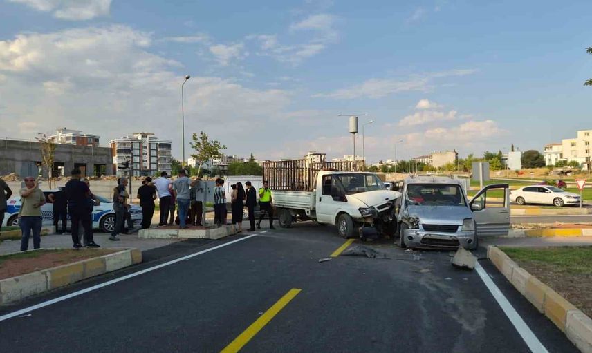 Adıyaman'da akıllı kavşakta çarpışma: bir yolcu yaralandı