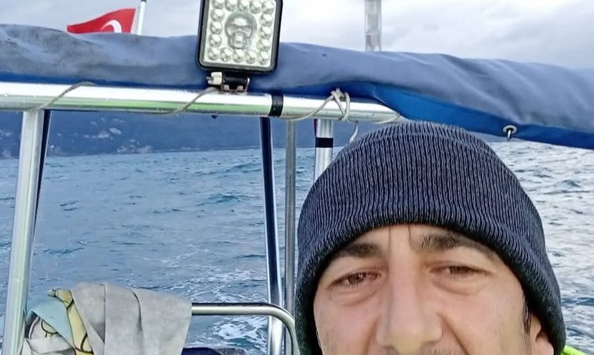 Amasra açıklarında teknenin battığı anlar güvenlik kamerasına yansıdı
