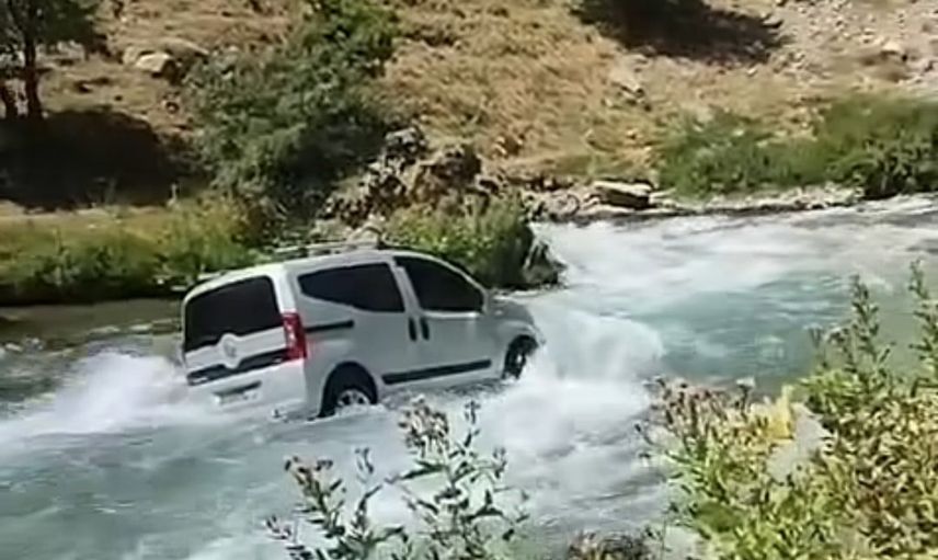 Bahçesaray çayı'na düşen kamyonet: el freni iddiası sonrası vinçle müdahale