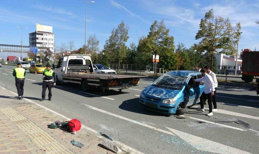 Minibüse çarpmamak isterken takla attı: araçtaki 3 kişi yara almadan çıktı