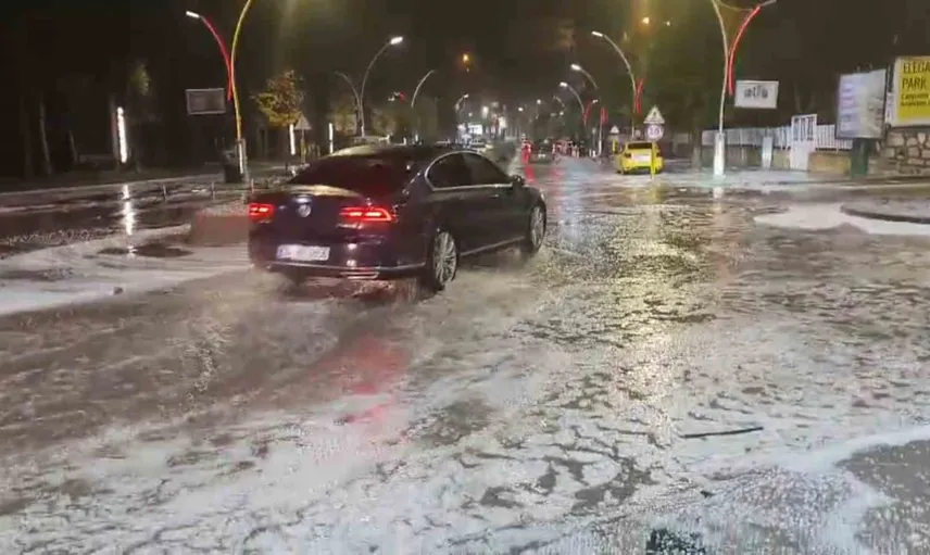 bayburt sokaklarında kısa ama etkili dolu sonrası su birikintileri oluştu