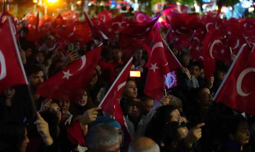 Cumhuriyet ışığında Bolu sokakları coşkuyla aydınlandı