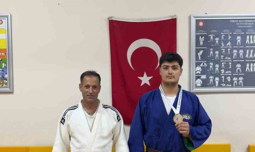 Elazığlı güreşçi ali asaf çiçek milli kadroya seçildi