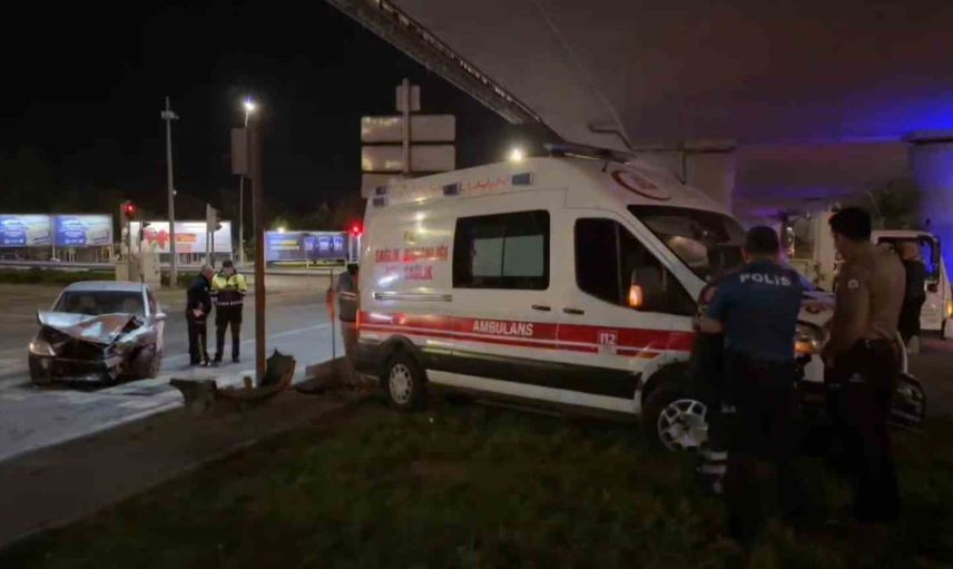 Kocasinan'da kavşakta çarpışma: hasta taşıyan ambulans refüje çıktı, 6 yaralı