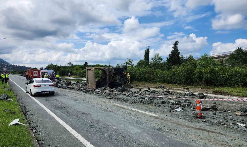 Çayeli sahil yolunda iki taş yüklü kamyonun karıştığı kaza: 3 kişi yaralandı