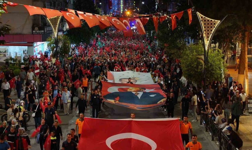 Isparta'da zafer coşkusu fener alayı ve Kubat konseriyle taçlandı