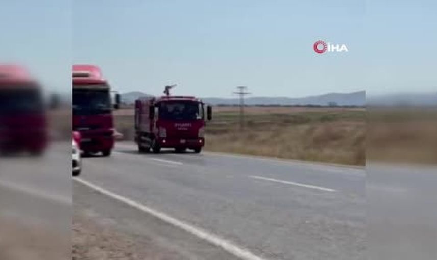 Balyalı kamyonetin alevlerle mücadelesi: itfaiye müdahalesi kamerada