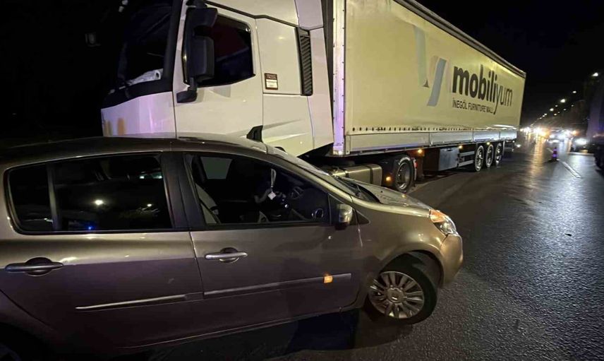 Eskişehir istikametinde çekici tır ile otomobil çarpıştı, trafik kısmen aksadı