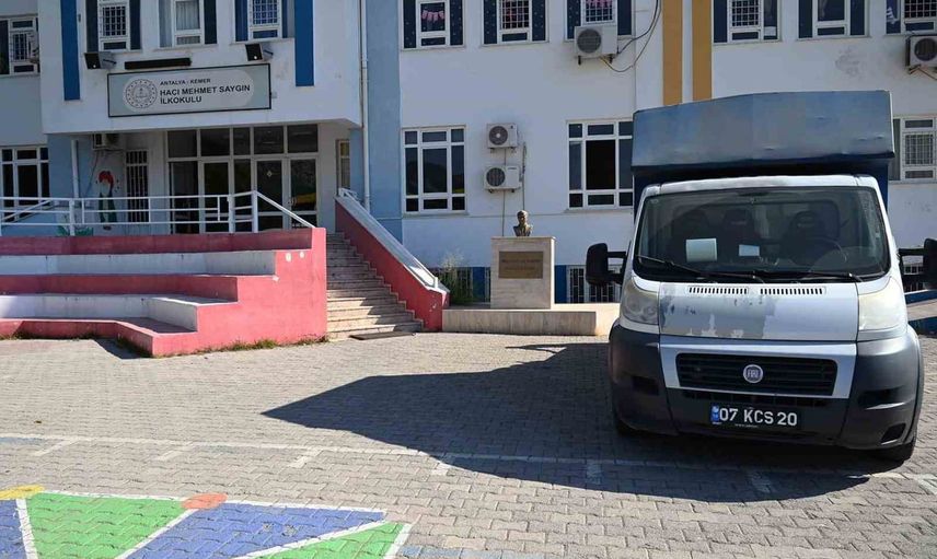 Kemer'de çocukların okul çantası boş kalmıyor: 6 bin 500 öğrenciye kırtasiye desteği
