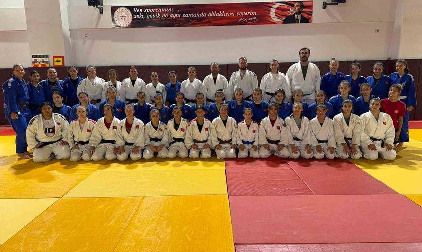 Salihli'de yıldız kadın judocular Balkan şampiyonası için kamp yapıyor