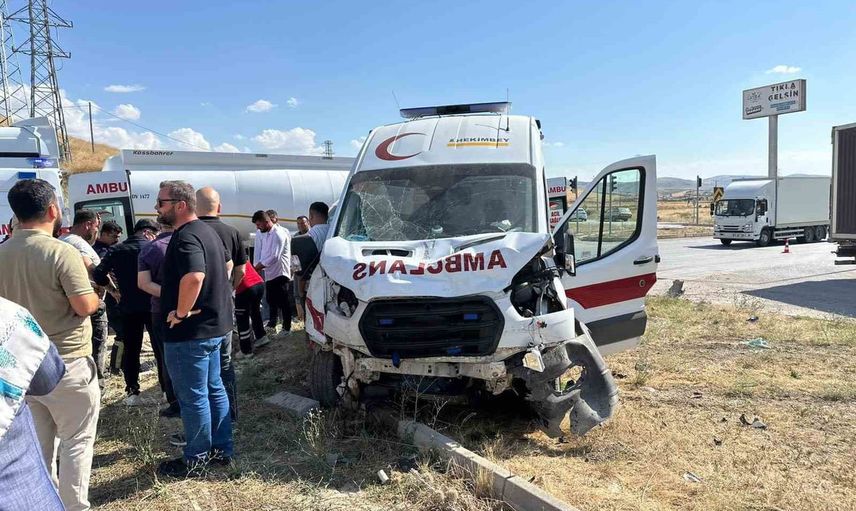 Sungurlu'da kavşakta çarpışma: ambulans ve cipte 5 yaralı