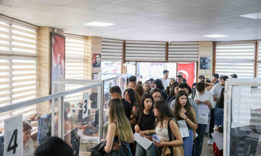 Kampüste kolay erişim: öğrenciler AYKART için stantlara akın etti